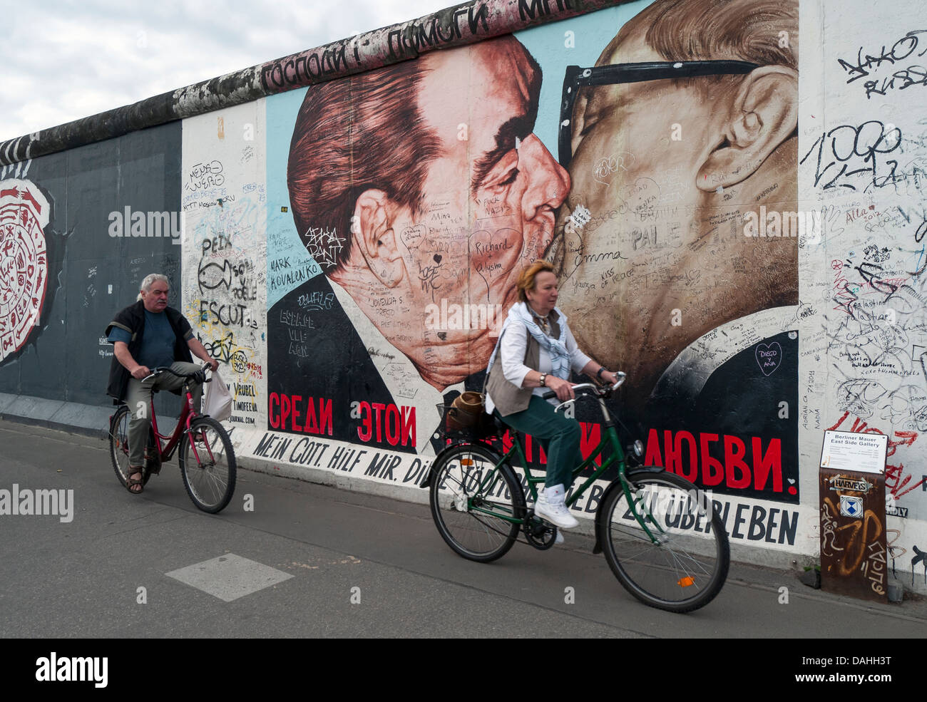Bacio fraterno (mio Dio aiutami a sopravvivere a questo amore mortale) dipinto da Dimitri Vrubel, la East Side Gallery, il muro di Berlino, Germania Foto Stock