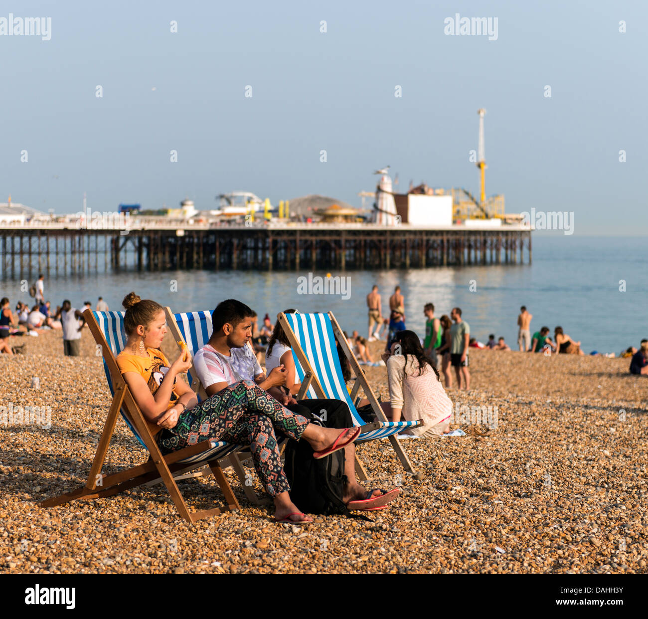 Paio di mangiare un gelato sulla spiaggia di Brighton Inghilterra del Sud Gran Bretagna REGNO UNITO Foto Stock