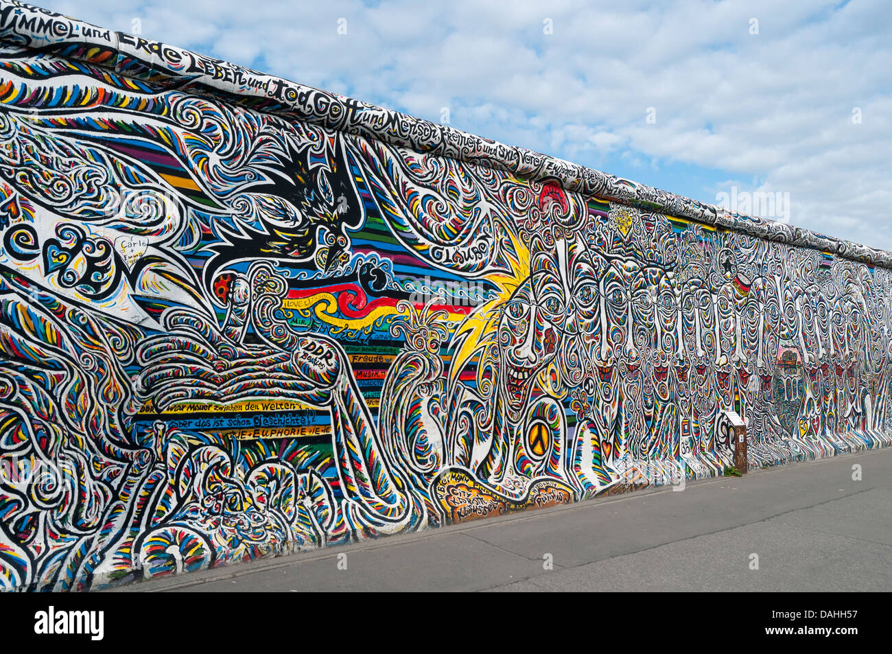 Wir sind ein Volk dipinto di Schamil Gimajev, la East Side Gallery, il muro di Berlino (Berliner Mauer), Germania Foto Stock