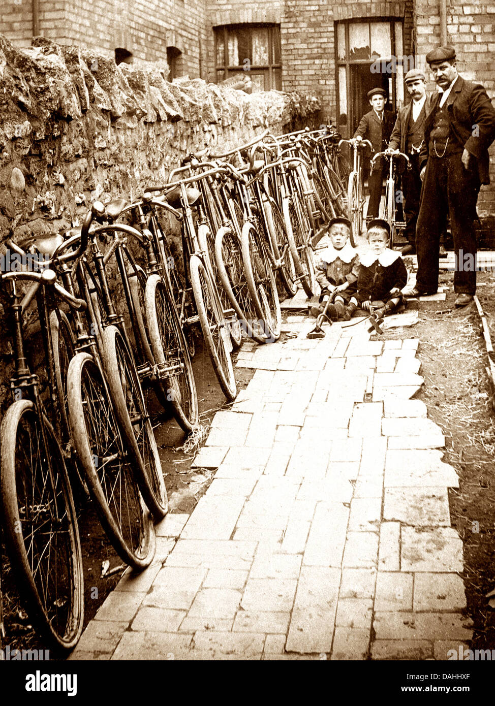 Rivenditore di biciclette o riparatore primi 1900s Foto Stock