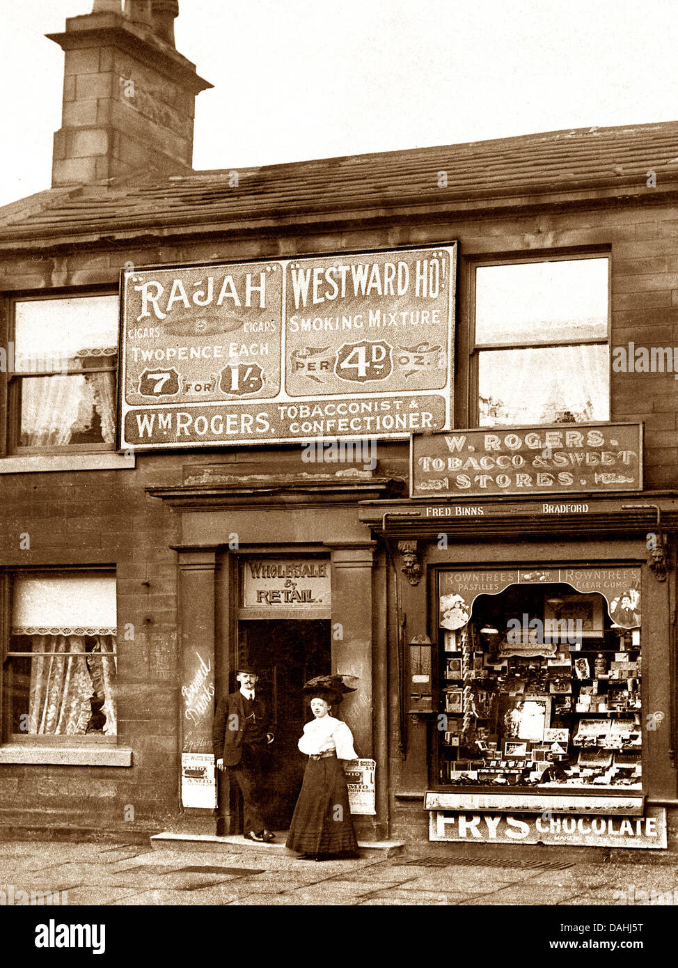 Tabaccaio e negozio di dolci periodo Vittoriano Foto Stock