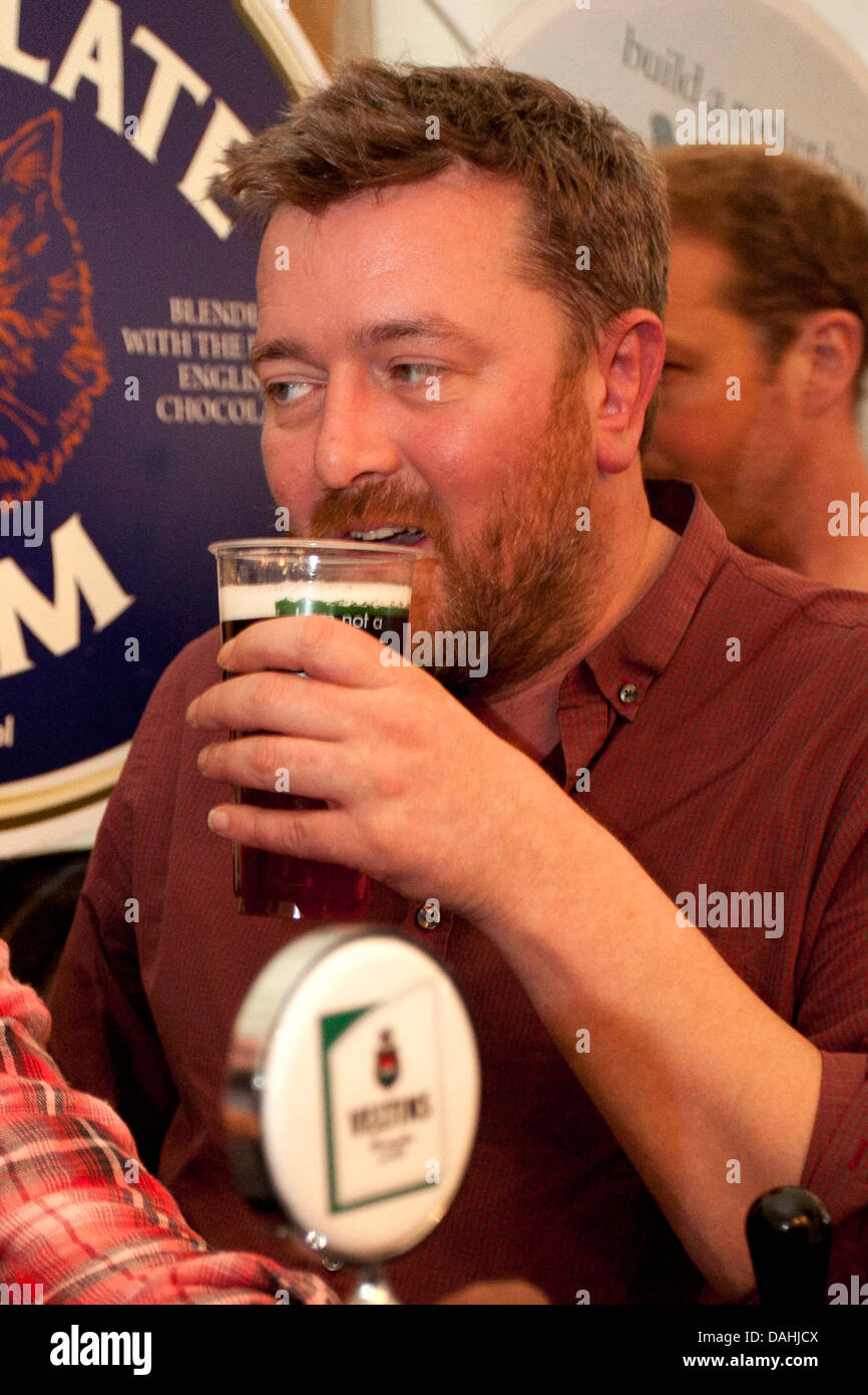 Guy Garvey e la sua band il gomito tirare pinte di birra di loro chiamato ' Bulid un razzo ragazzi! ' Al Manchester Food and Drink Festival Foto Stock