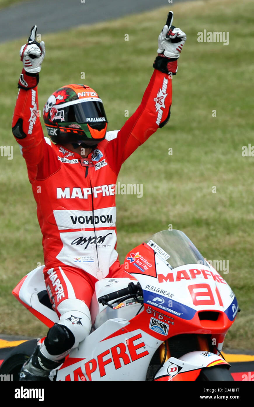 Hohenstein-ernstthal, Germania. 14 Luglio, 2013. Spagnolo in Moto2 rider Jordi Torres di Aspar Team Moto2 festeggia dopo aver vinto il Gran Premio di Germania presso il Sachsenring race track nei pressi di Hohenstein-ernstthal, Germania, 14 luglio 2013. Foto: Jan Woitas/dpa /dpa/Alamy Live News Foto Stock