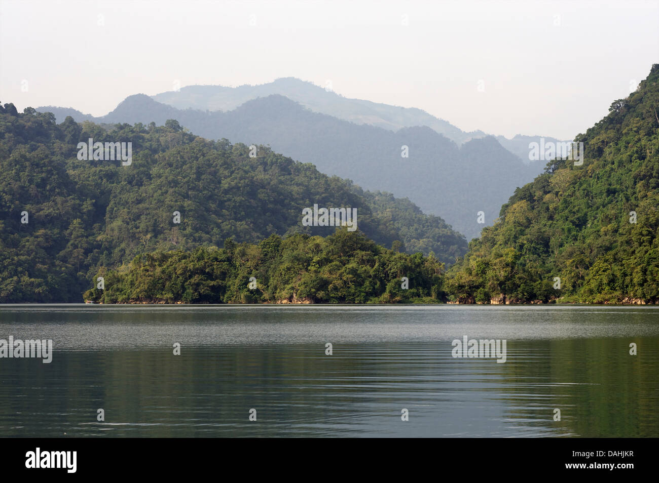 Ba essere lago è il lago naturale più grande del Vietnam. Nam comune Mau, Bac Kan distretto, Bac Kan provincia. Nord-est Vietnam Foto Stock
