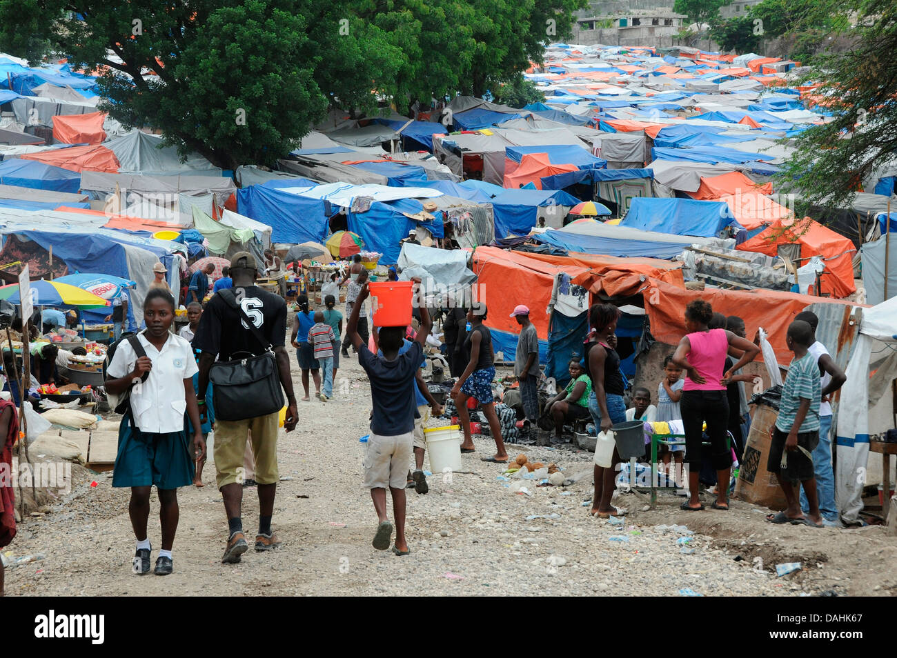 Gli haitiani ritorno alla normalità in Petionville Refugee Camp in seguito al terremoto di magnitudine 7.0 che ha ucciso 220.000 persone 26 aprile 2010 a Port-au-Prince, Haiti. Foto Stock