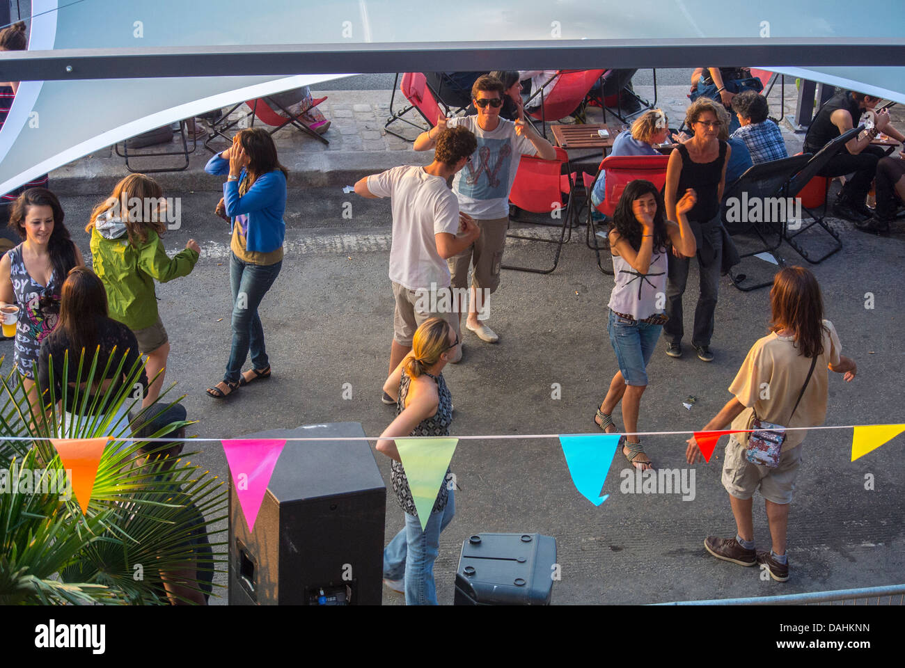 Parigi, Francia, fuori dal night club, i giovani che ballano al club all'aperto sulla Senna, bar "le Plush" su Rive Droite, feste "Bastille Day", High Angle, festeggiamenti natalizi con balli Foto Stock