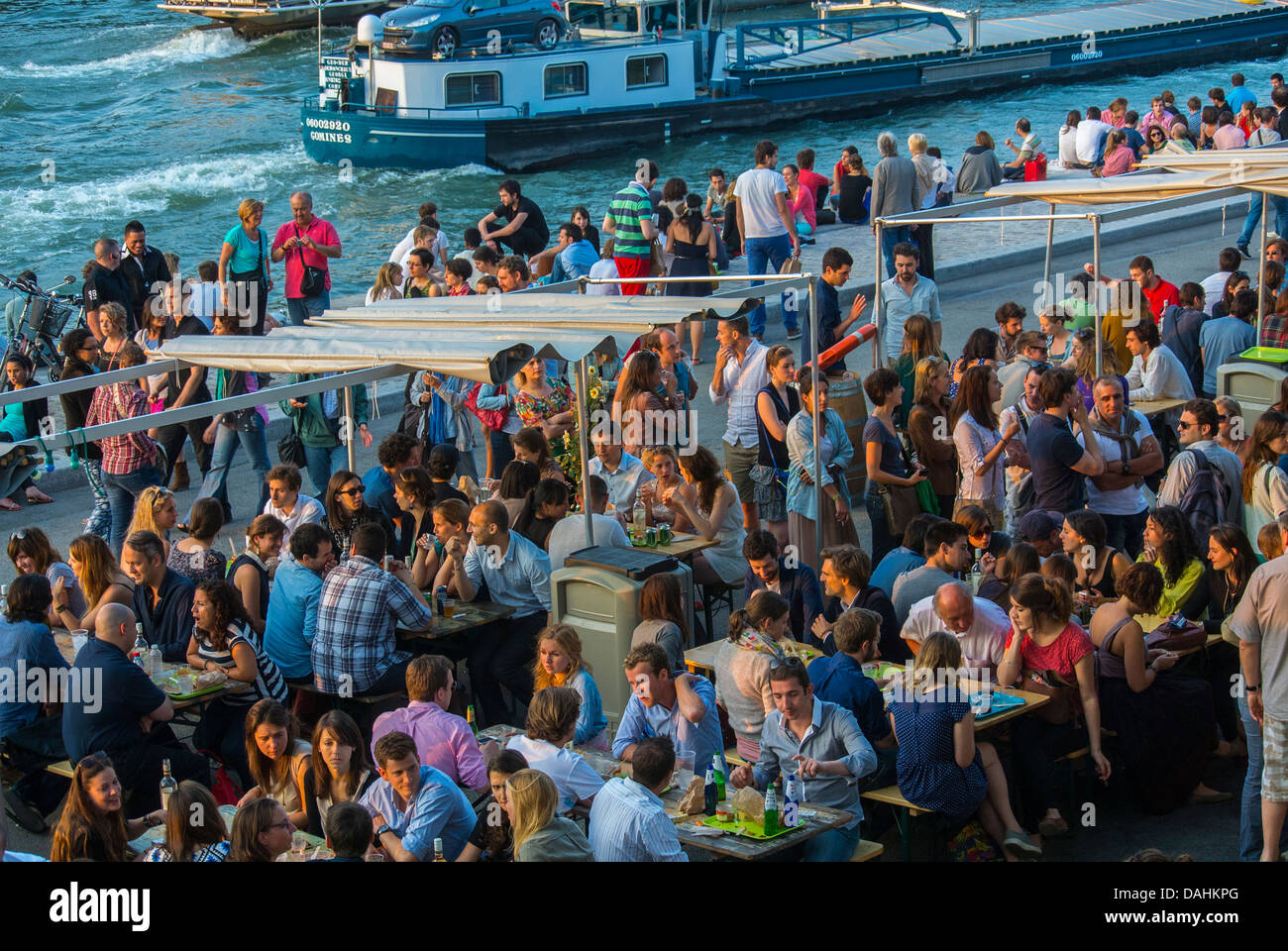 Parigi, Francia, Panoramica donne in grande folla francesi aerei che condividono bevande nei ristoranti sulla Senna, nei bar di Rive Droite, la Festa della Bastiglia, le donne e le folle urbane di strada Foto Stock