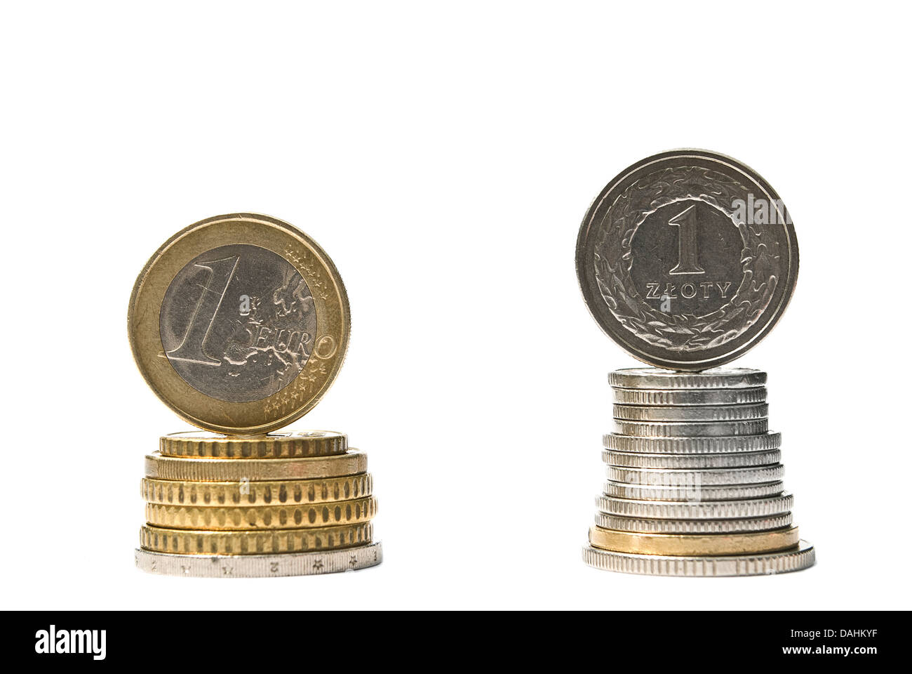 Pila di banconote euro e monete dello zloty. Cambio del concetto di confronto Foto Stock