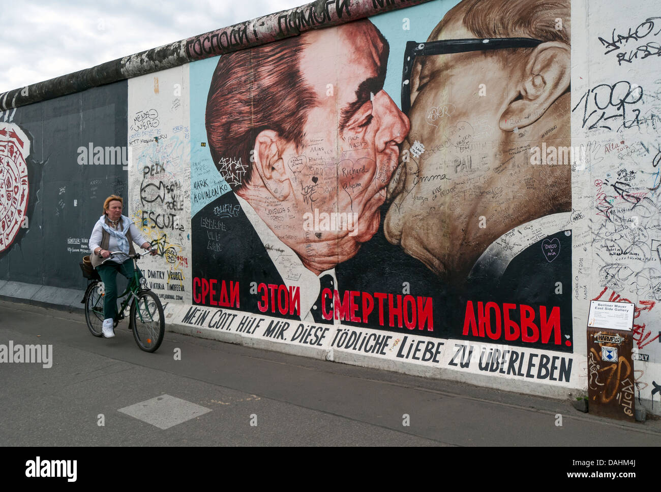 Ciclista passa bacio fraterno (mio Dio aiutami a sopravvivere a questo amore mortale) pittura di Dmitri Vrubel, il muro di Berlino, Germania Foto Stock