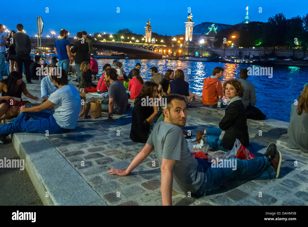 Parigi, Francia, grande folla di giovani che bevono, condividere bevande nei bar sulla Senna, di notte, su Rive Droite, Festa della Bastiglia, uscire, giovani adulti in vacanza in città Foto Stock