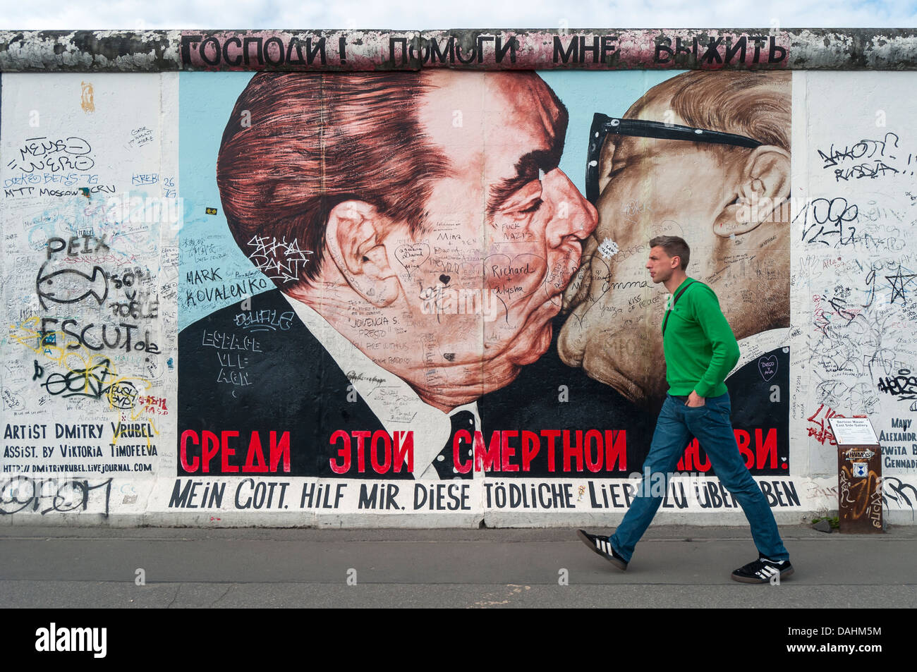 Bacio fraterno (mio Dio aiutami a sopravvivere a questo amore mortale) da Dimitri Vrubel, la East Side Gallery, il muro di Berlino, Germania Foto Stock