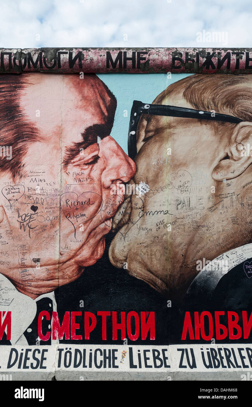 Bacio fraterno (Brezhnev e Honecker) dipinto da Dimitri Vrubel, la East Side Gallery, il muro di Berlino (Berliner Mauer), Germania Foto Stock