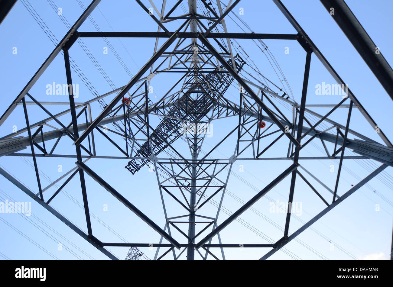 Pilone di potenza sul cielo blu come visto dal di sotto Foto Stock