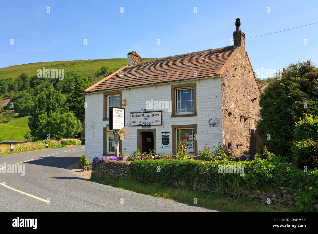 Villaggio Buckden negozi e sale da tè, Wharfedale, North Yorkshire, Yorkshire Dales National Park, Inghilterra, Regno Unito. Foto Stock