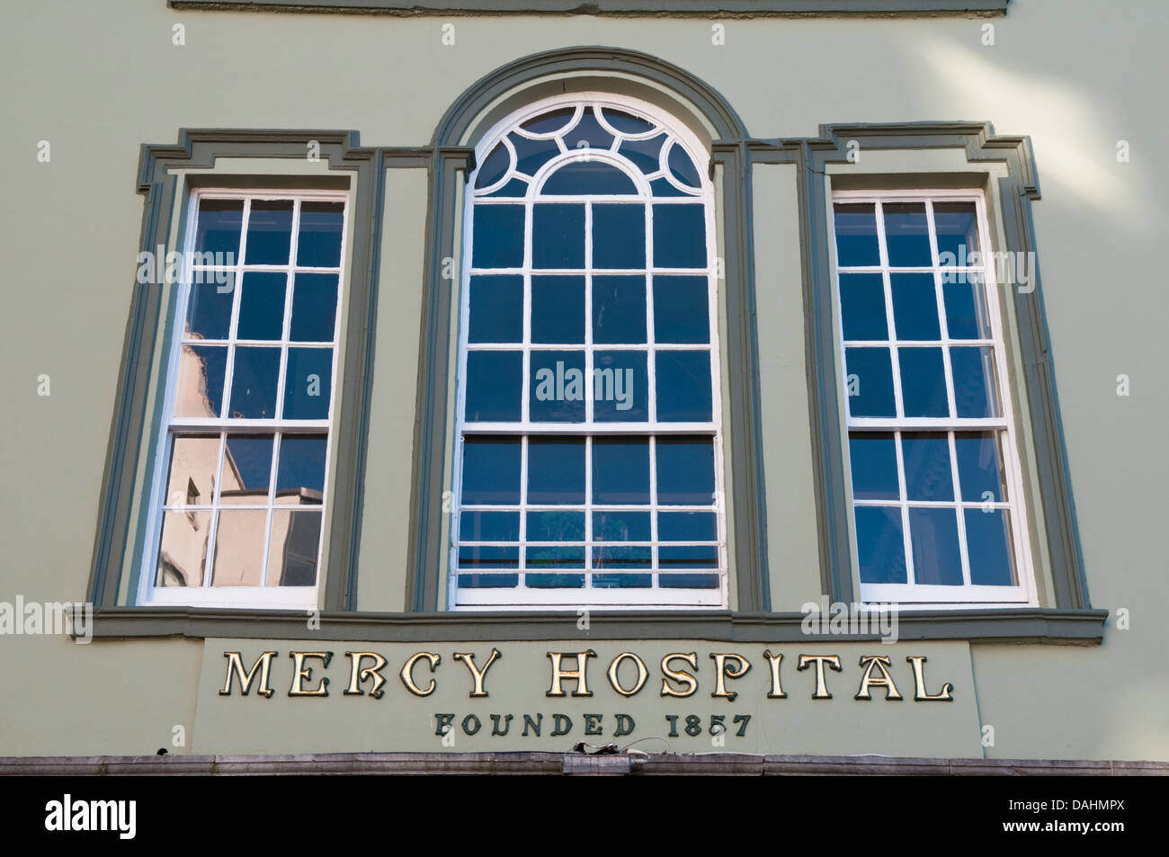 Finestra di vecchio e digital signage in Misericordia University Hospital, Cork, Irlanda Foto Stock