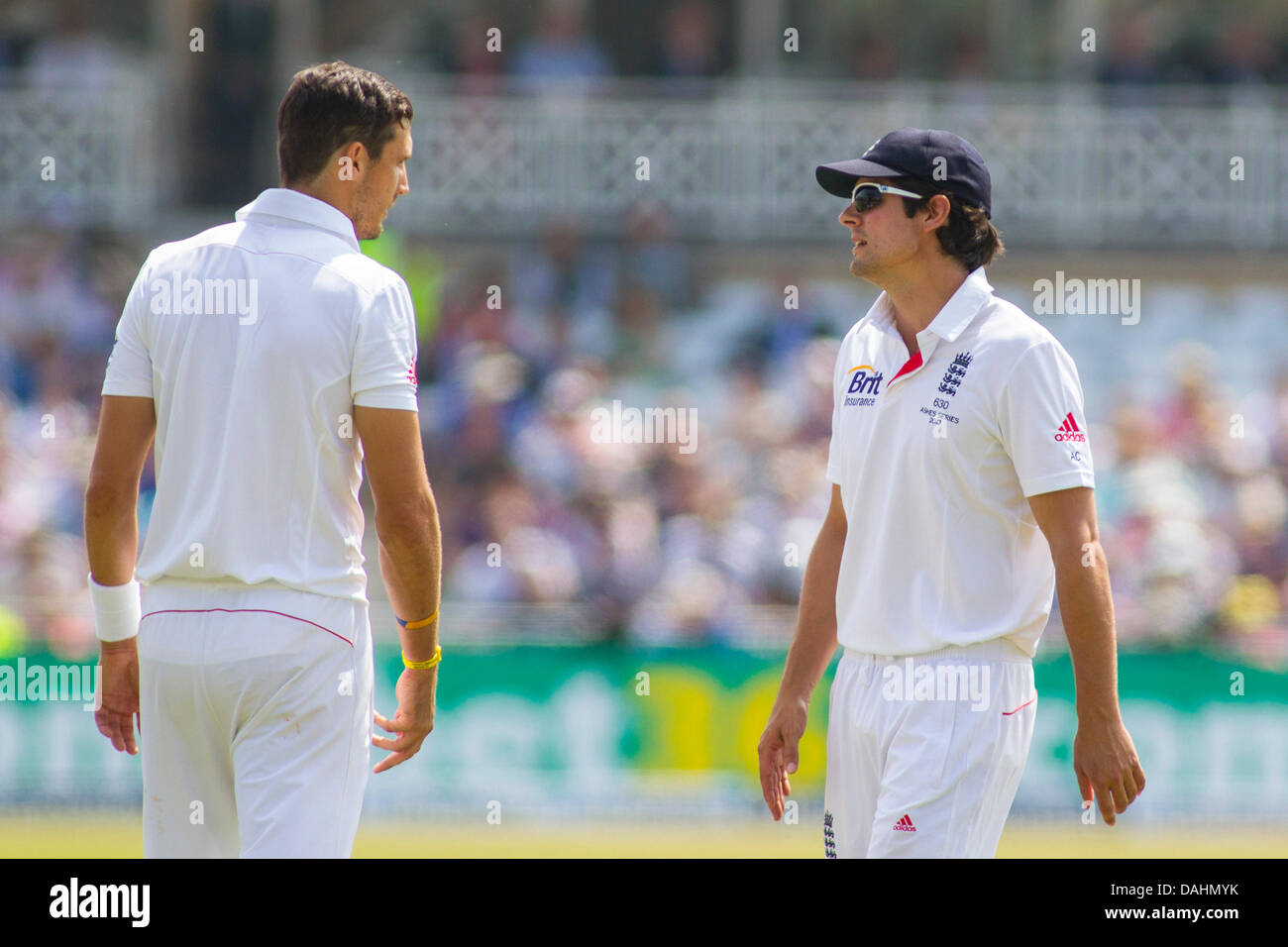 Nottingham, Regno Unito. 14 Luglio, 2013. Steven Finn e Alastair Cook durante il giorno cinque del primo Investec Ceneri Test match a Trent Bridge Cricket Ground sulla luglio 14, 2013 a Nottingham, Inghilterra. Credito: Mitchell Gunn/ESPA/Alamy Live News Foto Stock