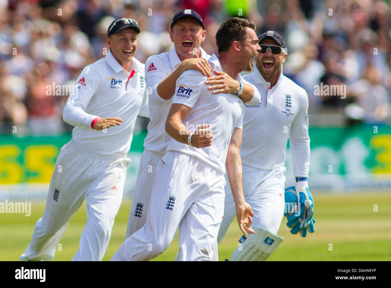 Nottingham, Regno Unito. 14 Luglio, 2013. James Anderson festeggia tenendo il wicket vincente durante il giorno cinque del primo Investec Ceneri Test match a Trent Bridge Cricket Ground sulla luglio 14, 2013 a Nottingham, Inghilterra. Credito: Mitchell Gunn/ESPA/Alamy Live News Foto Stock