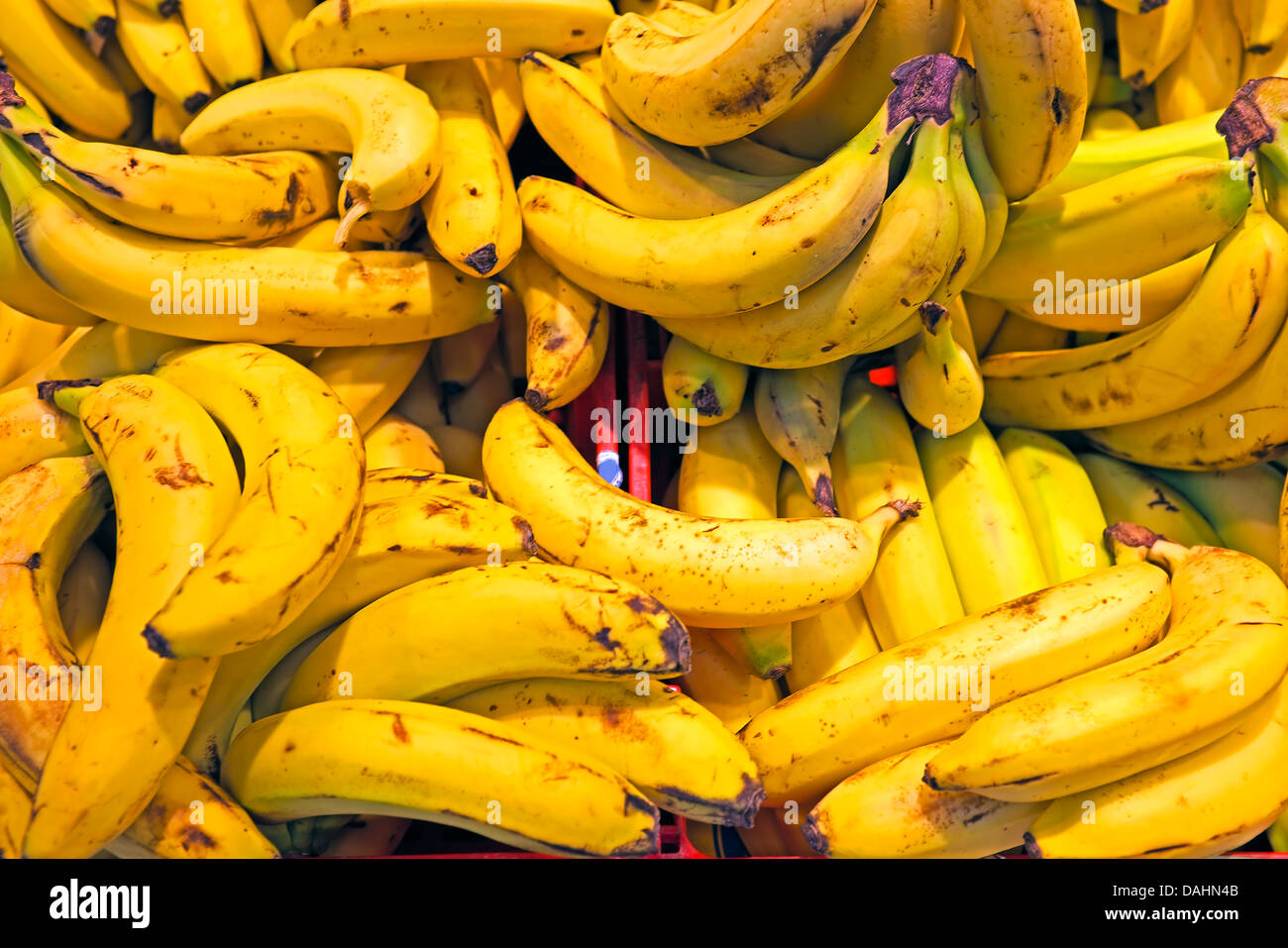 Banane biologiche in un mercato in stallo Foto Stock