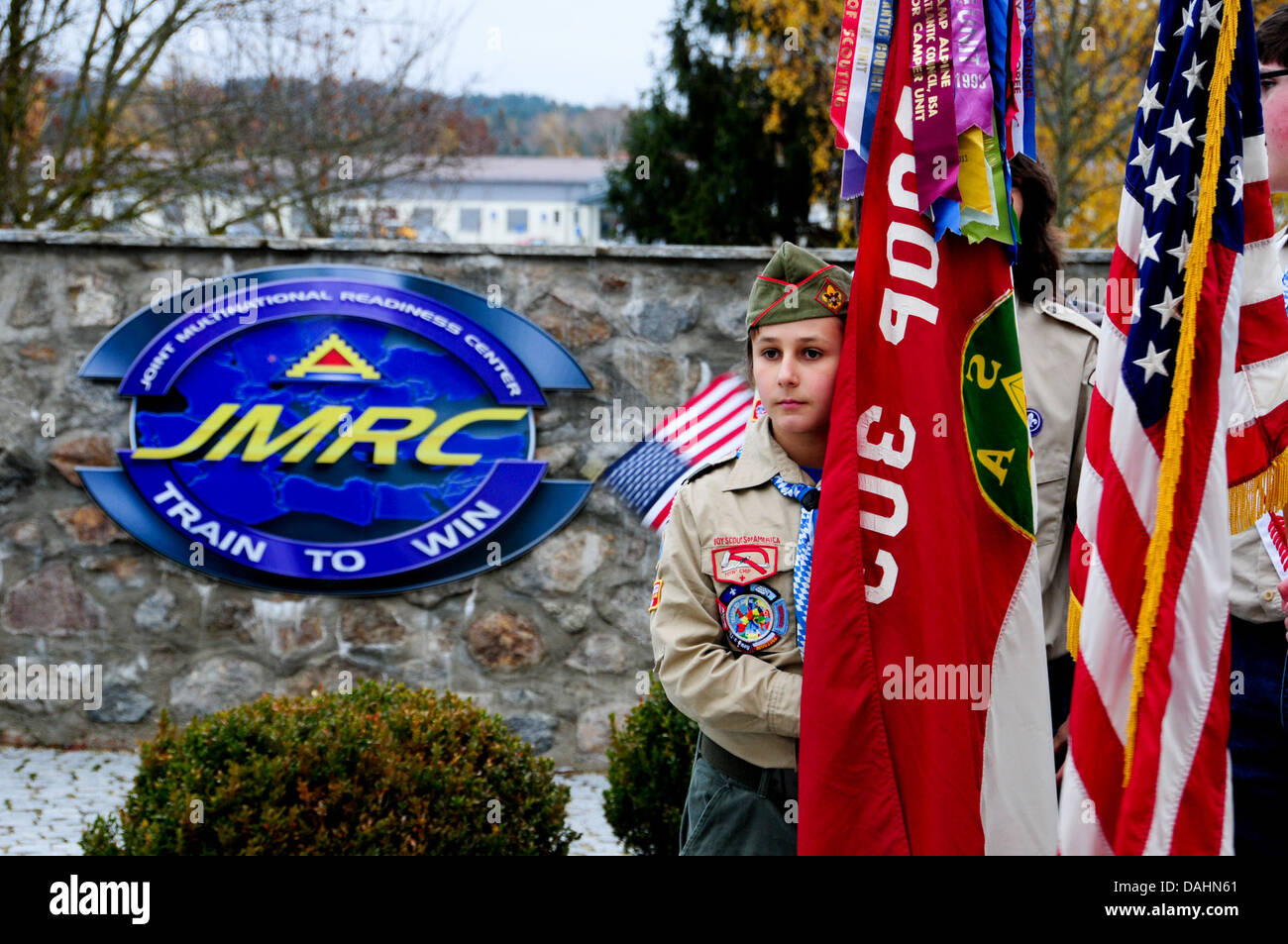 Questa immagine cattura Matthew Sink della Boy Scout Troop 303 in piedi all'attenzione durante la cerimonia del Veterans Day a Hohenfels, in Germania, onorando i veterani militari e mostrando la partecipazione dei Boy Scout alla commemorazione della giornata. Foto Stock