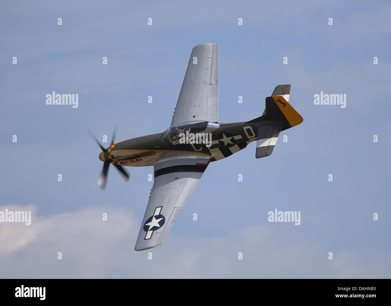 Duxford, UK. 13 Luglio, 2013. P-51D Mustang 'Miss Velma' è stato uno degli ultimi costruiti e vide il servizio nella guerra di Corea. Di proprietà del Fighter Collection e visto qui volare al Flying Legends 2013 Credit: Niall Ferguson/Alamy Live News Foto Stock