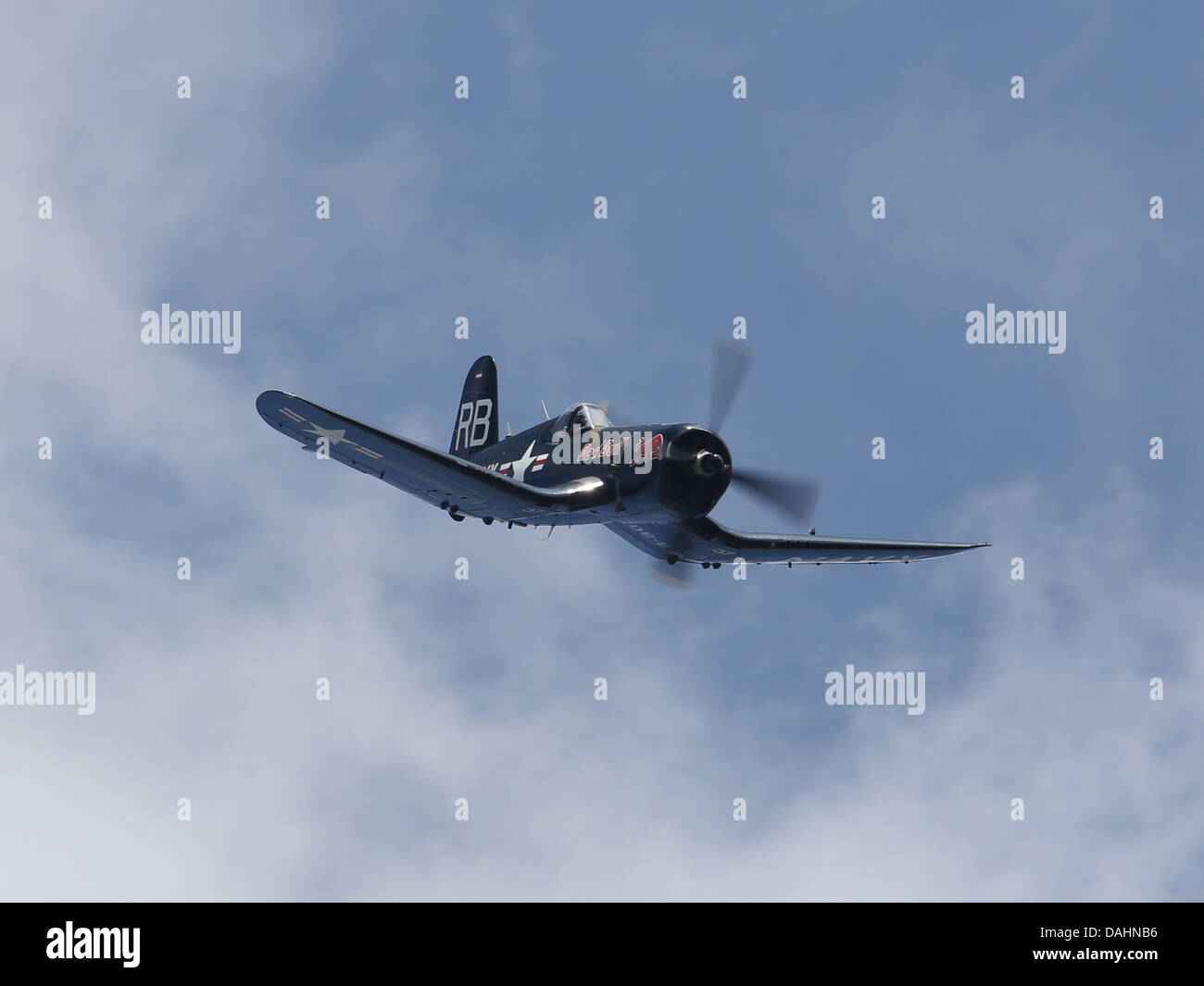 Red Bull Chance Vought F4U Corsair II Guerra Mondiale fighter volare al Flying Legends Foto Stock