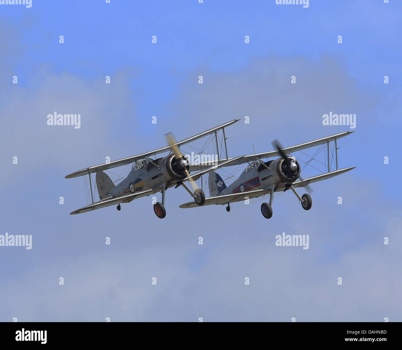 Duxford, UK. 13 Luglio, 2013. Ci sono solo due battenti Gloster Gladiator caccia biplano a sinistra nel mondo - un Gladaiator ho operato dalla Shuttleworth ha fiducia e un gladiatore II azionato dail battenti raccolta. Hanno volato per la prima volta insieme a Flying Legends 2013 un dotate di airshow classic warbirds dalla Seconda Guerra Mondiale si tiene annualmente a IWM Duxford Credito: Niall Ferguson/Alamy Live News Foto Stock