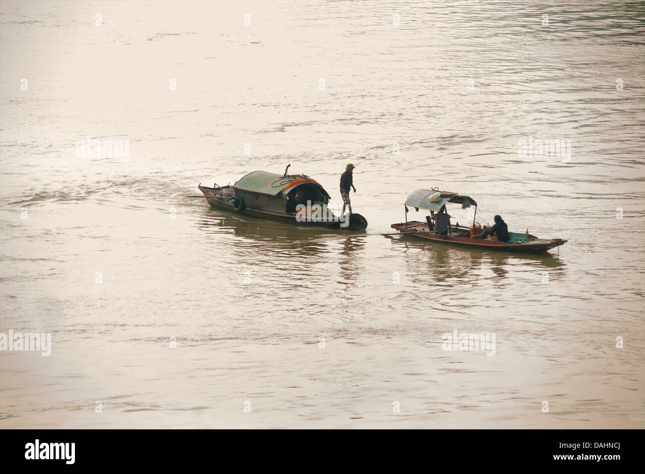 Barche sul Fiume Rosso, Hanoi, Vietnam Foto Stock