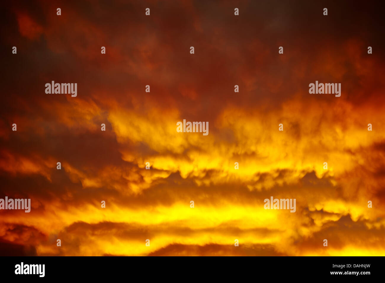 Drammatica con uno sfondo con cielo nuvoloso al tramonto di masterizzazione Foto Stock