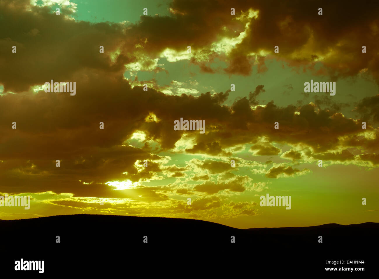Bel tramonto in campagna con cielo molto nuvoloso Foto Stock