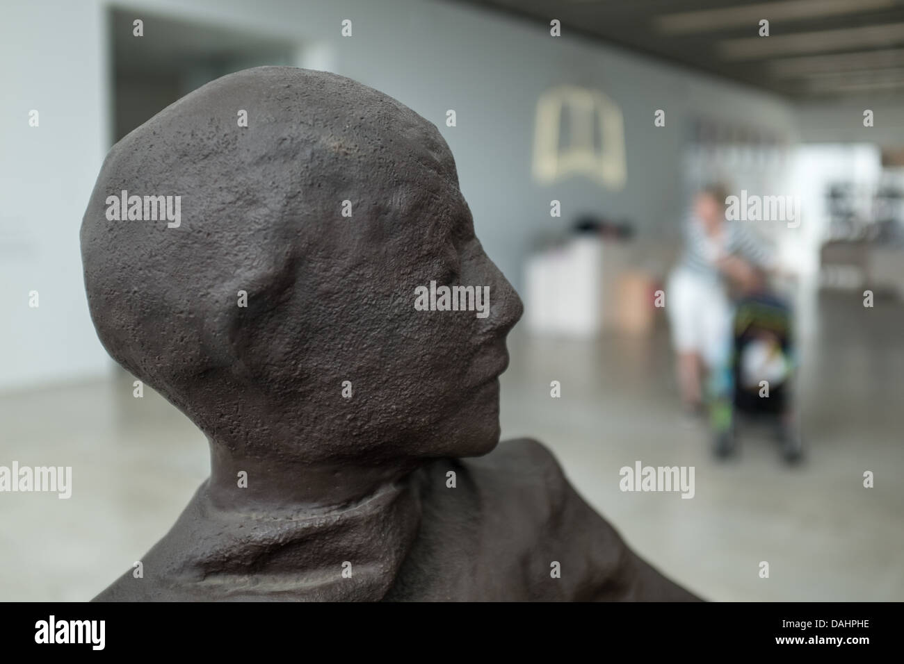 In prossimità di una testa di uno di Juan Munoz le sculture, 'la conversazione,' Turner Galleria Contemporaneo, Margate, Regno Unito. Foto Stock