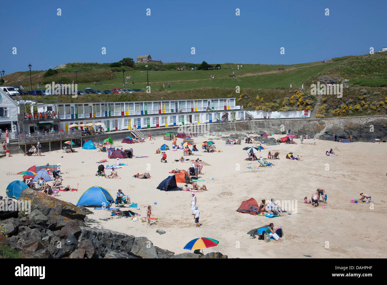 St Ives Porthgwidden beach con il fishermans' cappella in background beachside spogliatoi Foto Stock