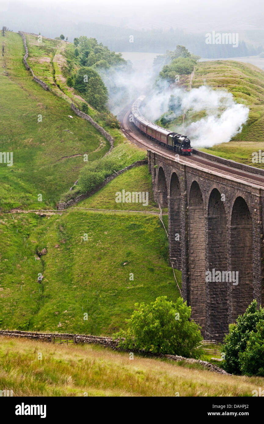 Il vapore Fellsman escursione in treno attraversa Artengill viadotto, Dentdale, accontentarsi di Carlisle railway, North Yorkshire, Regno Unito Foto Stock