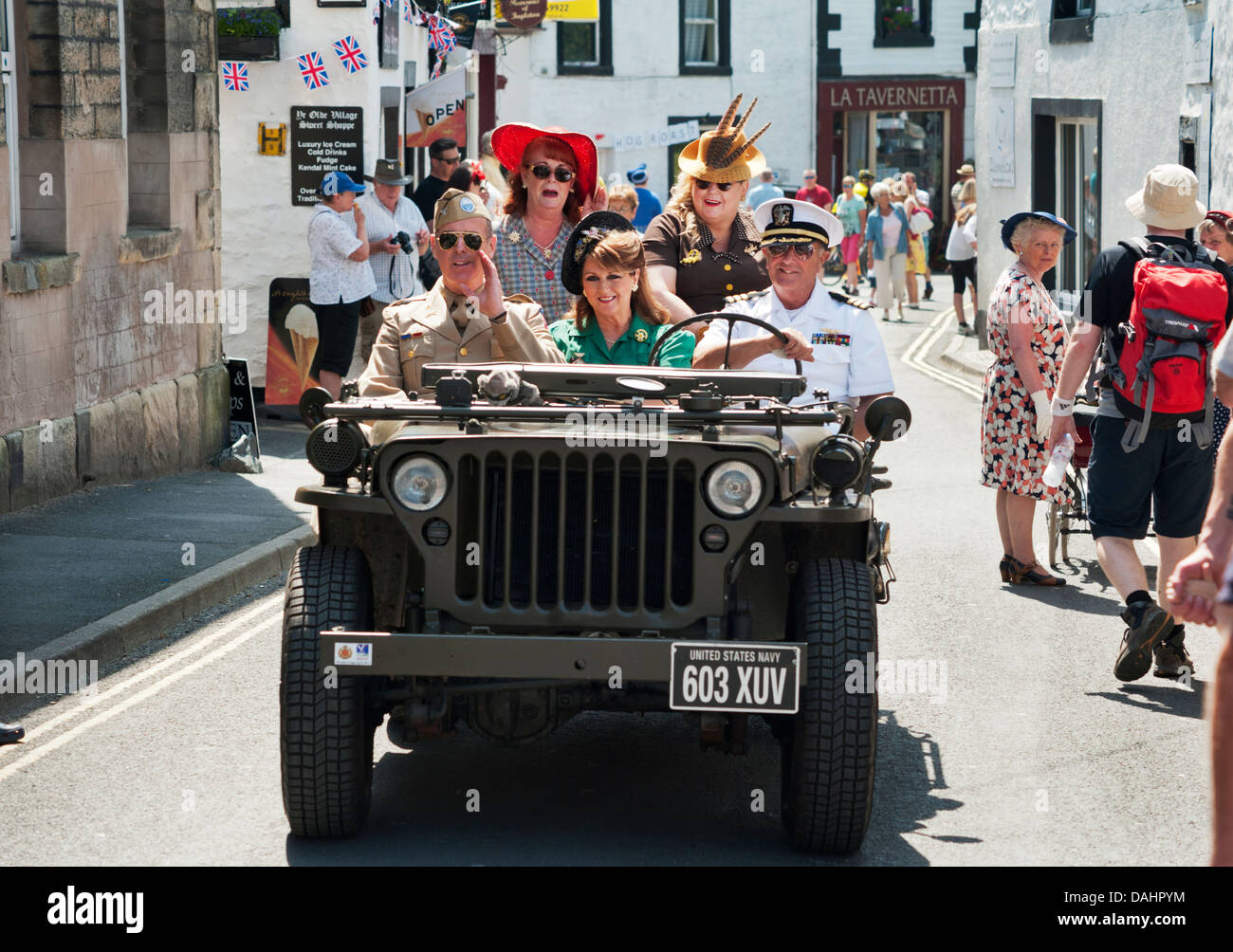 I partecipanti in una jeep ci a 1940s weekend a Ingleton, North Yorkshire, Regno Unito, Luglio 2013 Foto Stock