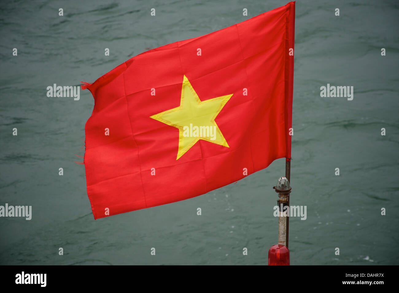 Il vietnamita bandiera nazionale su una barca di Halong Bay, Vietnam Foto Stock