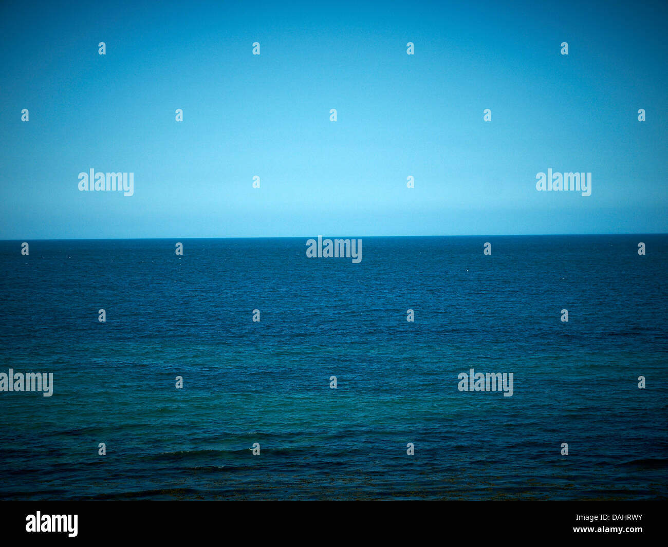 Mare blu profondo con sky in Wales UK Foto Stock