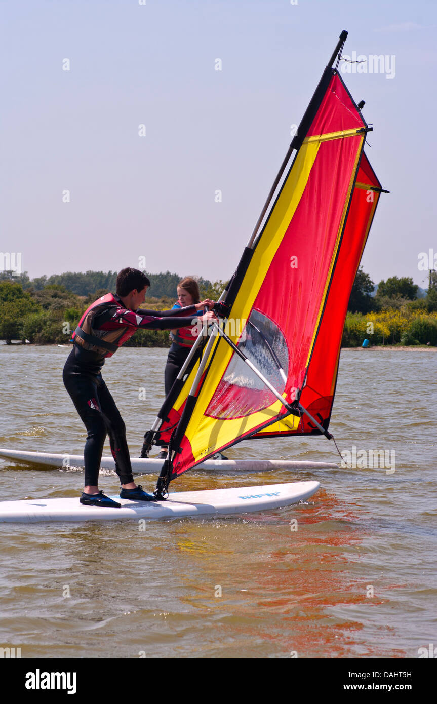 Gli adolescenti windsurf UK Foto Stock