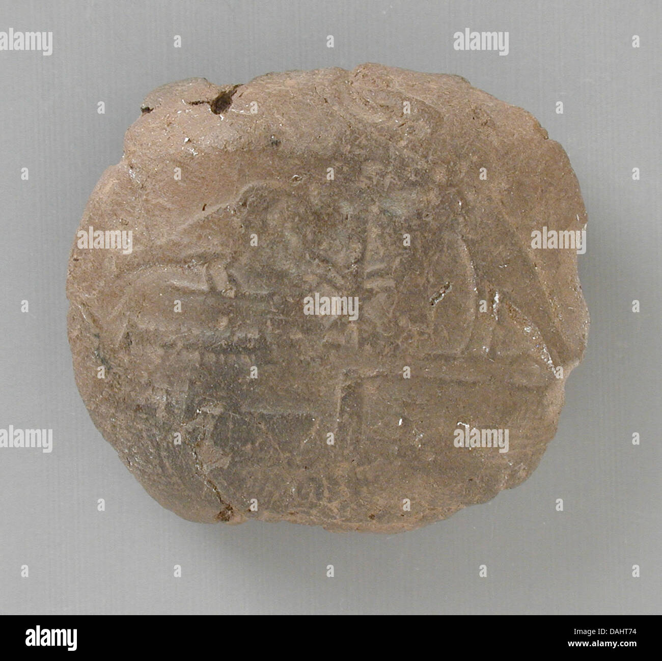 Questa impronta di sigillo presenta il nome parziale Horus di un re egiziano, fuso in bronzo. Fa parte della collezione del Los Angeles County Museum of Art, che espone l'antica arte egizia. Il pezzo mette in evidenza l'identificazione reale del re e fa parte di una più ampia collezione di manufatti egiziani e del vicino Oriente. Foto Stock