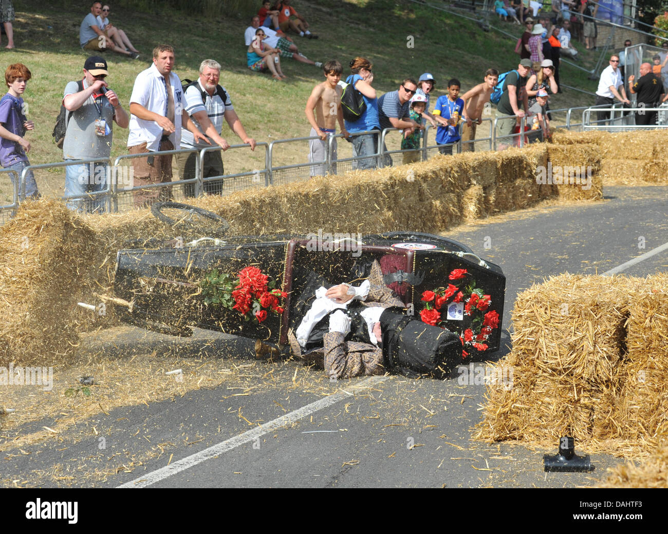 Alexandra Palace di Londra, Regno Unito. Il 14 luglio 2013. Uno dei Red Bull Soapbox racers 'la bara Dodgers" finisce la gara e poi si blocca al Alexandra Palace. La Red Bull Soapbox Race a Alexandra Palace, è un evento internazionale in cui piloti amatoriali gara in casa soapbox veicoli. "Ogni fatti a mano la macchina è alimentata da niente ma enorme coraggio e la forza di gravità e forse un po' di Red Bull. Credito: Matteo Chattle/Alamy Live News Foto Stock