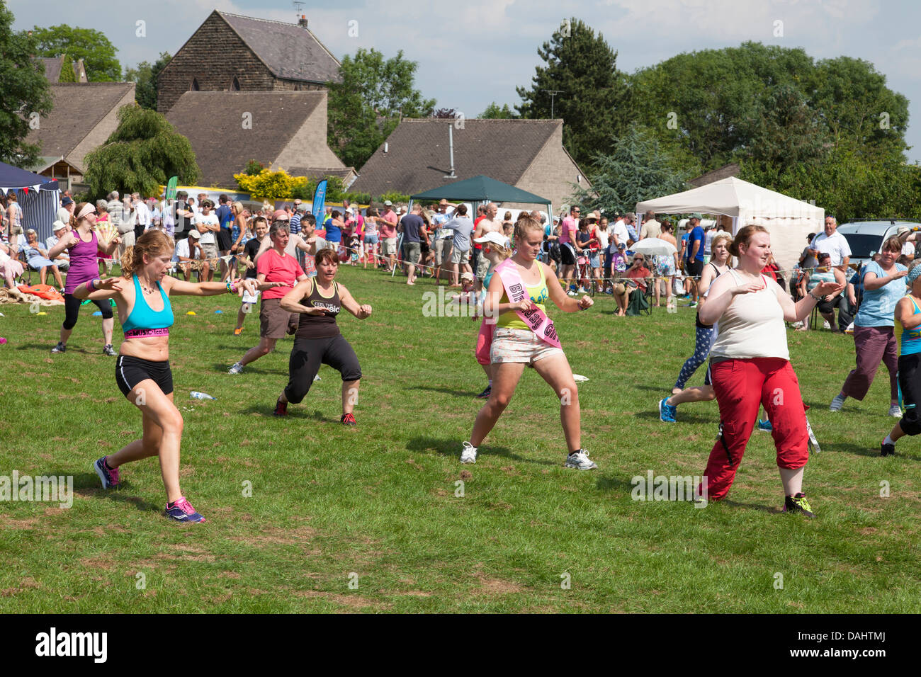 I membri della comunità locale di prendere parte ad un zumba fitness dimostrazione a Crich, Derbyshire, Regno Unito Foto Stock