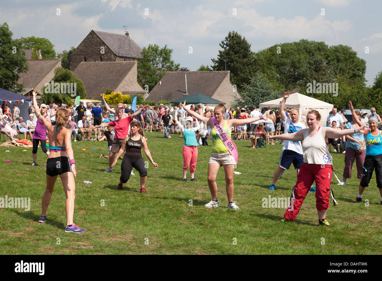 I membri della comunità locale di prendere parte ad un zumba fitness dimostrazione a Crich, Derbyshire, Regno Unito Foto Stock