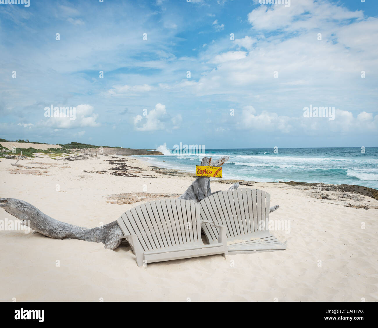 Due sedie a sdraio sulla spiaggia di Cozumel, Messico. Foto Stock