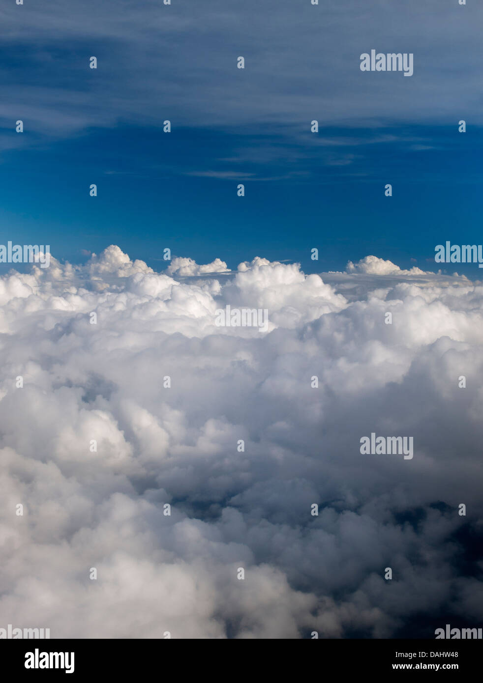 Oltre la withe nuvole sotto un cielo blu Foto Stock