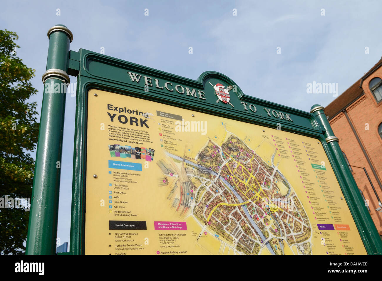 Benvenuto a York segno e mappa in York city centre REGNO UNITO Foto Stock