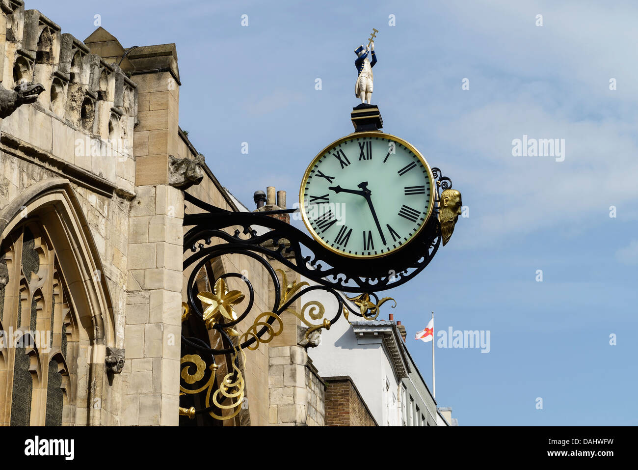Il grande orologio attaccato al St Martin le Grand chiesa sulla Coney Street nel centro di York Regno Unito Foto Stock