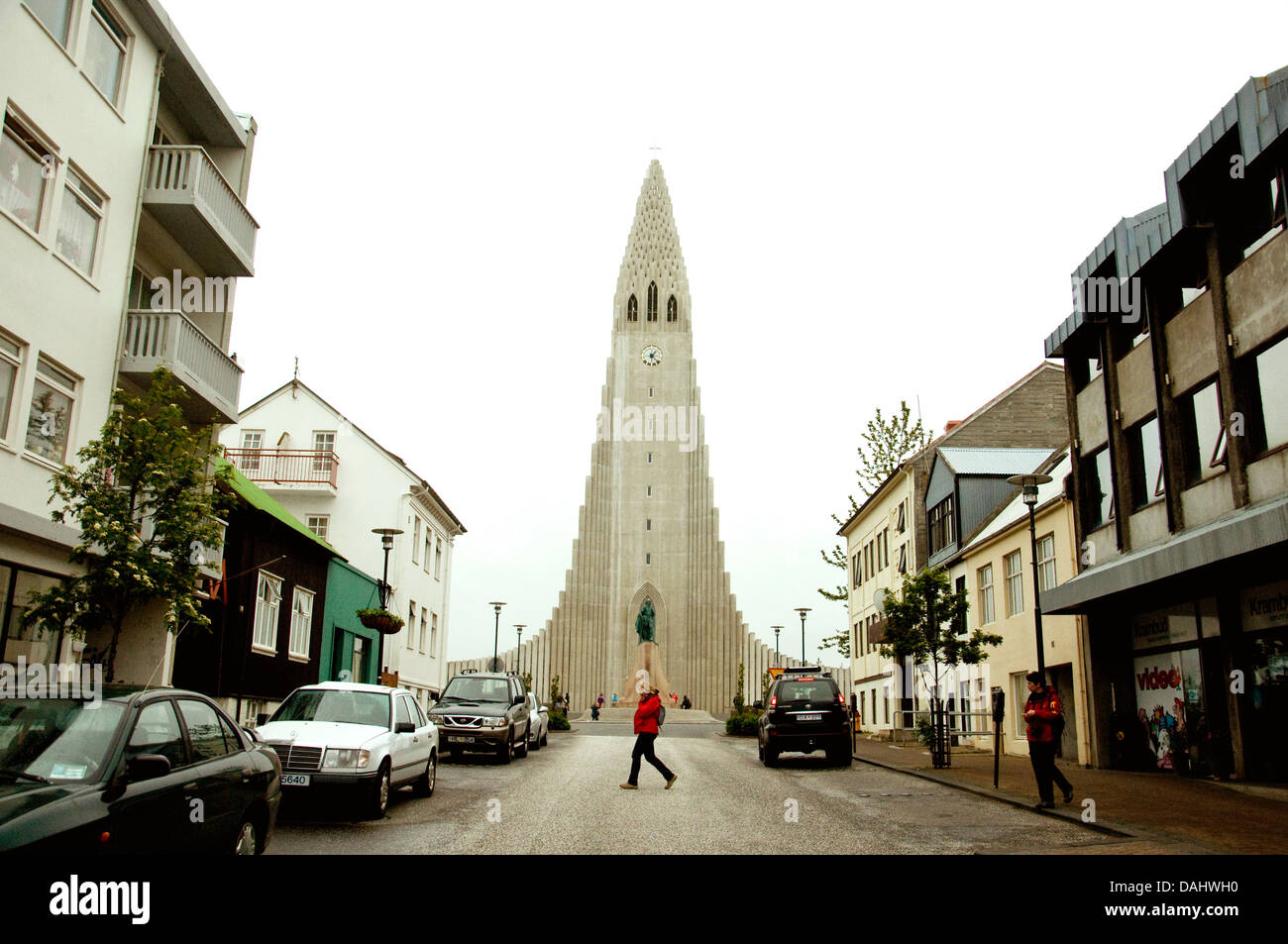 Guardando street alto come un veicolo spaziale Reykjavik l'edificio più alto, il Hallsgrimkirkja chiesa sorge 245 ft o 74-m alta Foto Stock