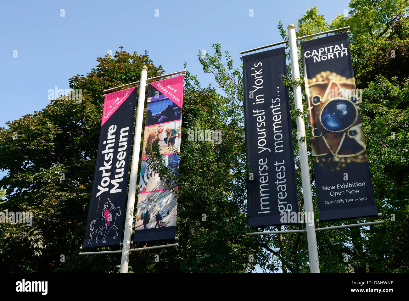 Segni di banner per il museo dello Yorkshire nel Museo Giardini York Regno Unito Foto Stock