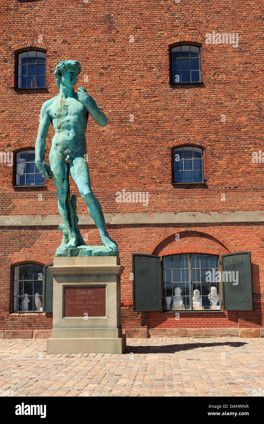 Replica di Michelangelo della statua di Davide al di fuori del Royal Cast edificio di raccolta sul Langelinie Promenade Copenhagen DANIMARCA Foto Stock