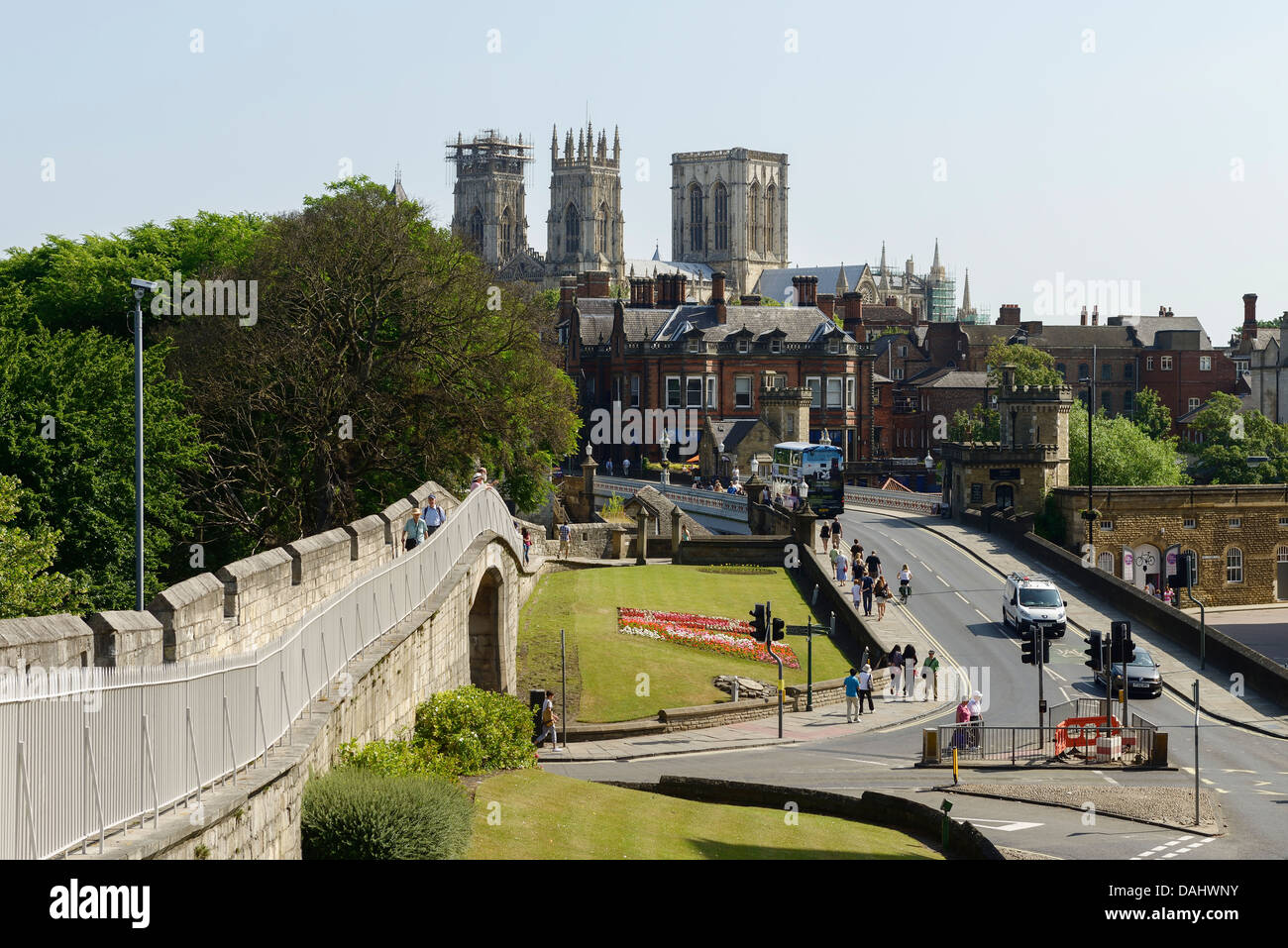 York le mura della città con la cattedrale della distanza Foto Stock