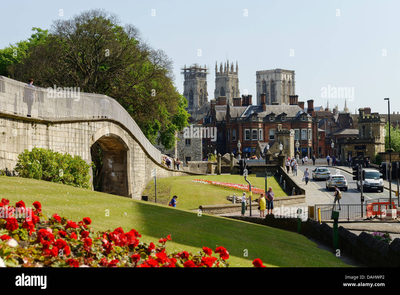 York le mura della città con la cattedrale della distanza Foto Stock