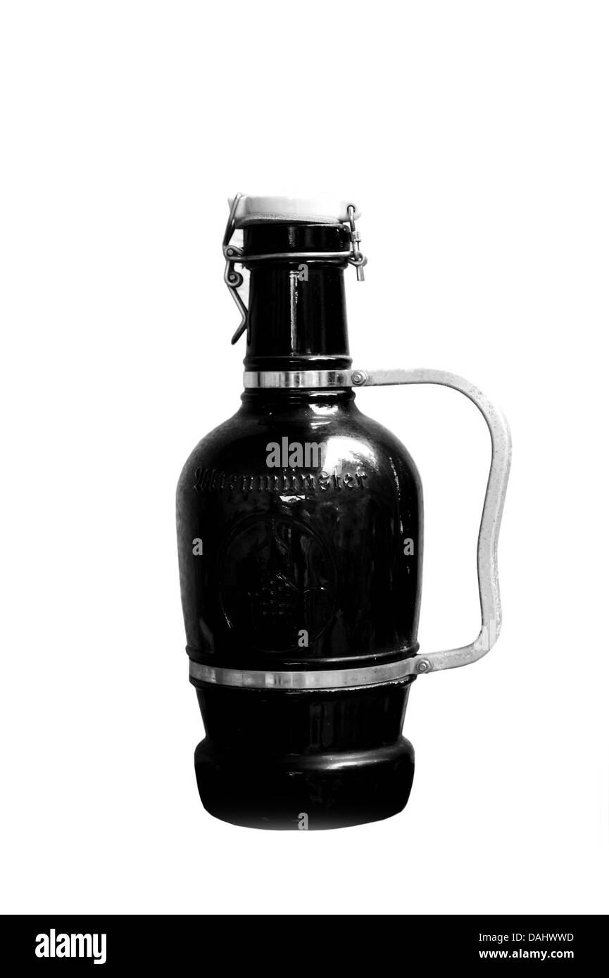 Isolato vecchia bottiglia di birra Foto Stock